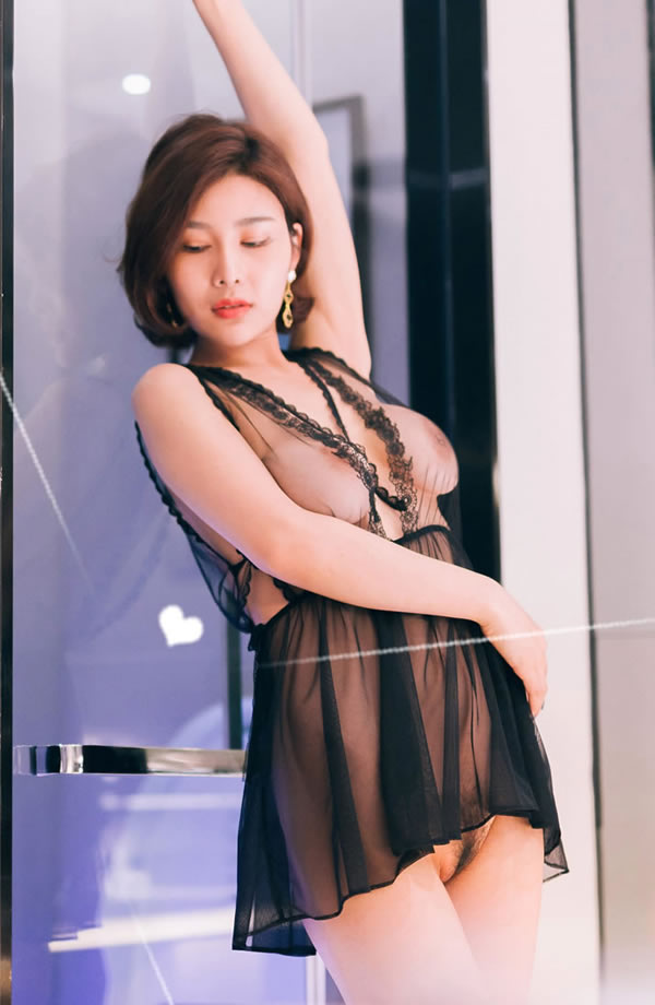 大奶女神闫盼盼18年7月写真