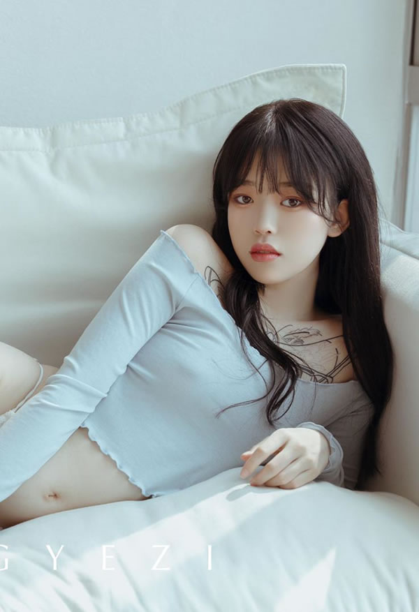 高颜值网红@奶瓶唯美尺度私拍合集