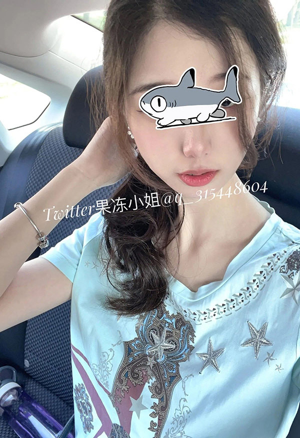 推特美女果冻小姐的居家自拍人体秀