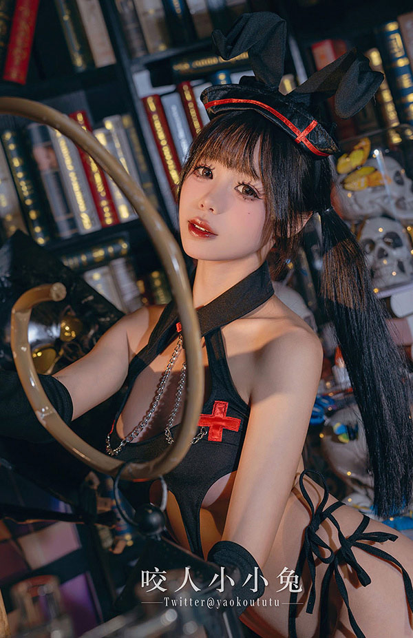 黏黏团子兔咬一口兔娘 万圣节看护士