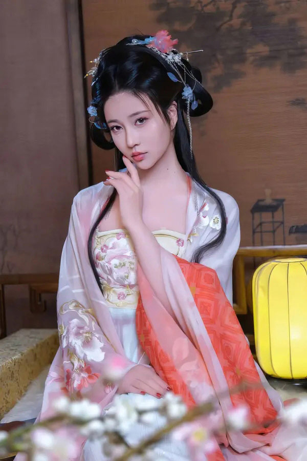 极品女神年年 霓裳无圣光唯美写真